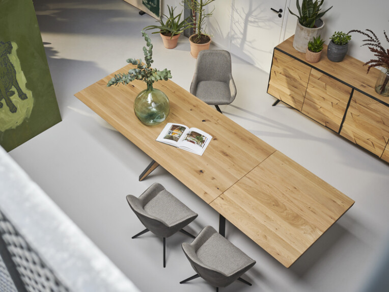 Table à manger CAPLA Longue table à manger moderne en bois avec des peids robustes foncé