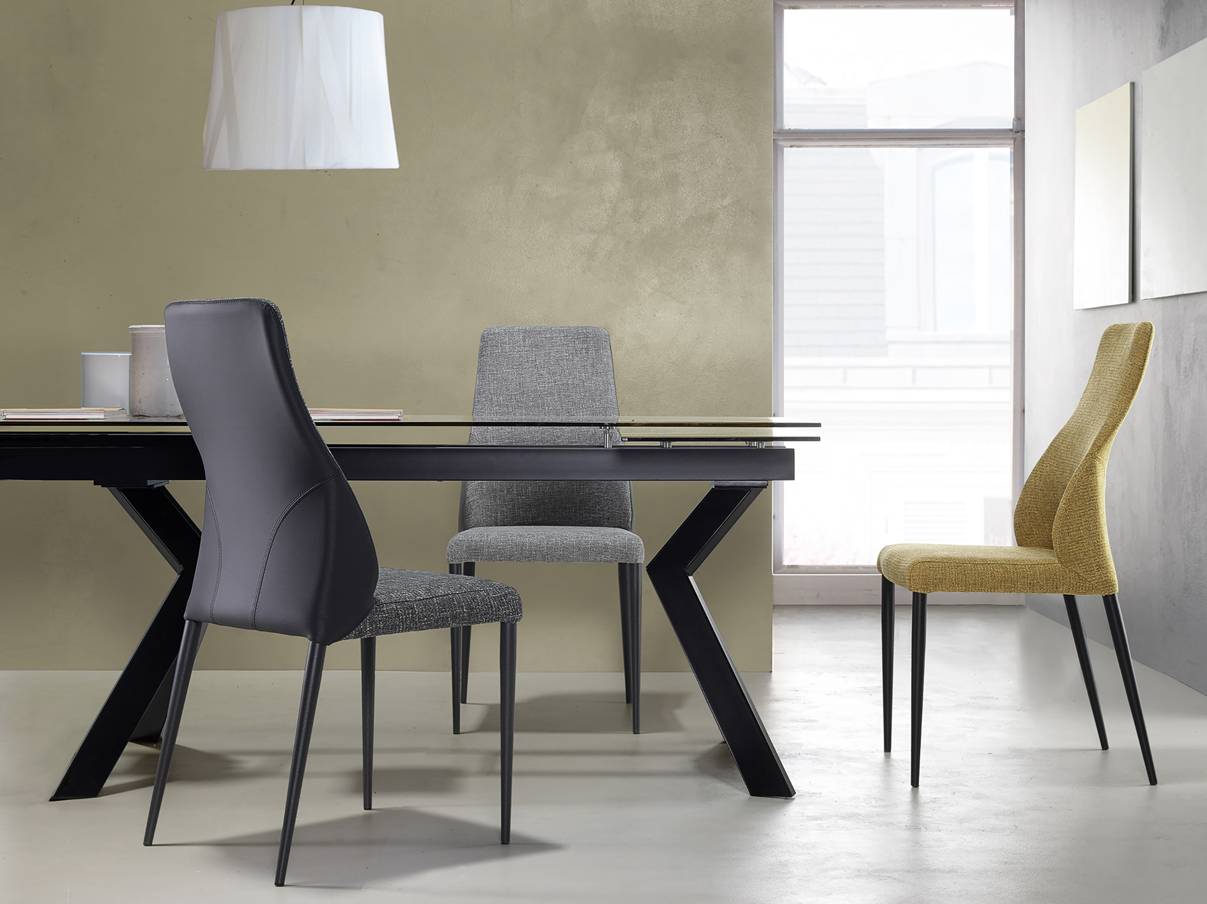 Chaises Europea grises autour d'une table en verre l Géant du Meuble