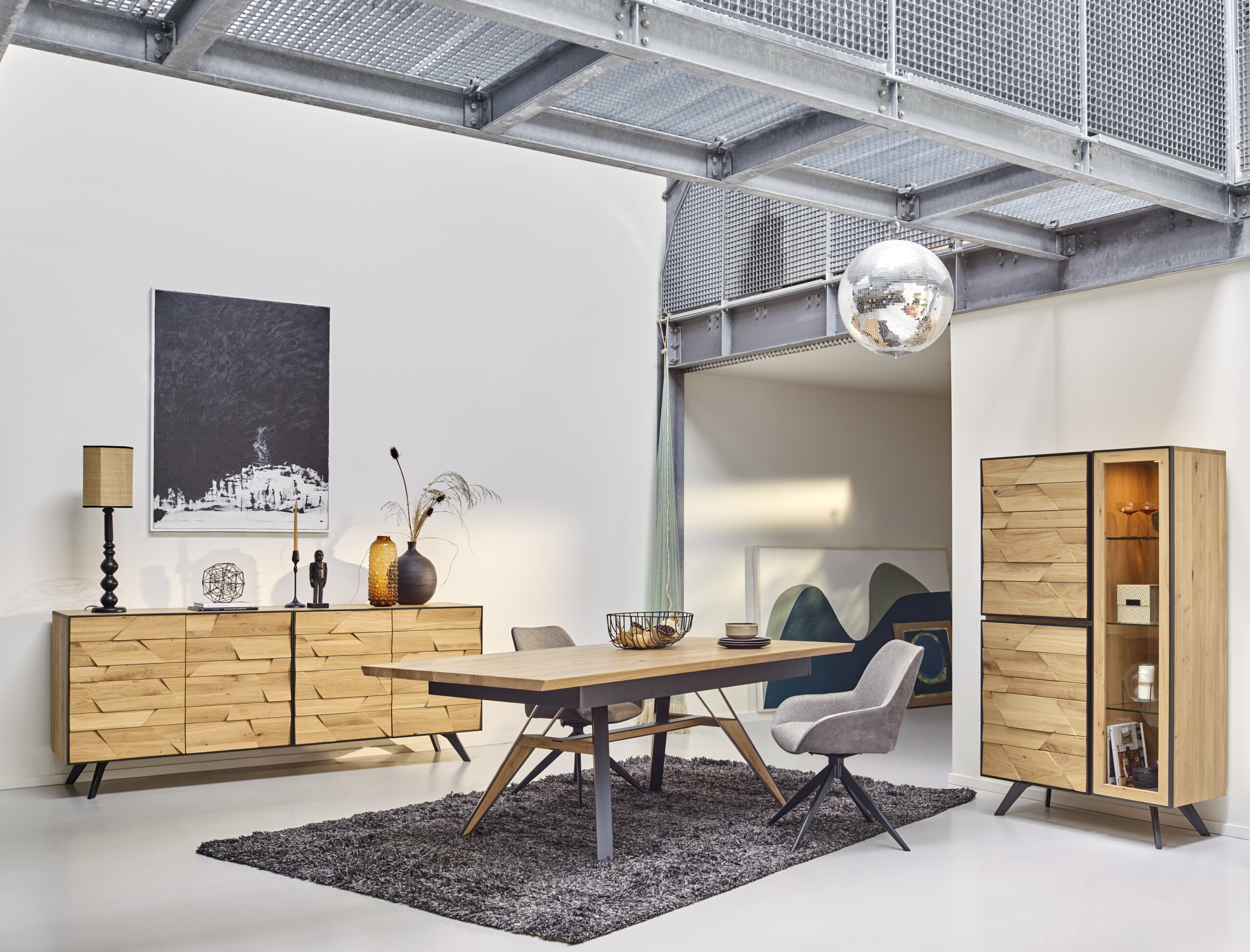 Table à manger moderne en bois avec des peids robustes foncé
