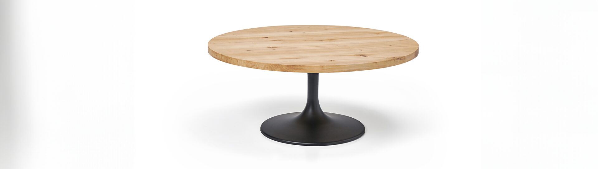 Table basse CUT Table basse ronde en bois clair avec un pied noir rond