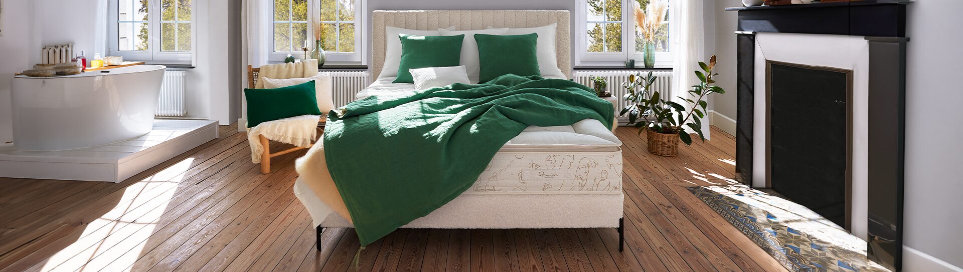 Matelas LORELEY Matelas Lorelei blanc avec sommier blanc, tête de lit blanche, plaid et coussins verts Géant du Meuble