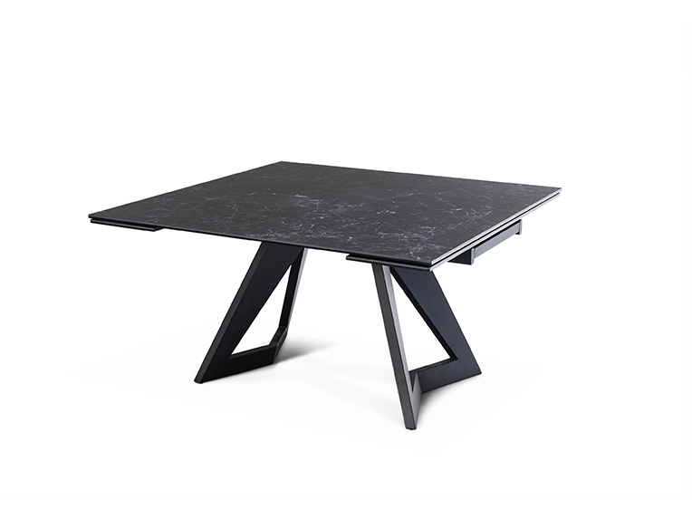 Table à manger NESTOR Table à manger Nestor carrée noire avec pieds robustes et design l Géant du meuble