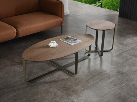 Table basse marron ovale SEQUOIA Géant du Meuble dans un salon à côté d'une table basse ronde marron en bois et d'un canapé