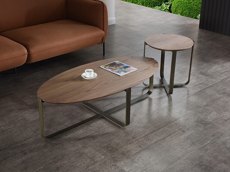 Table basse SEQUOIA Table basse marron ovale SEQUOIA Géant du Meuble dans un salon à côté d'une table basse ronde marron en bois et d'un canapé
