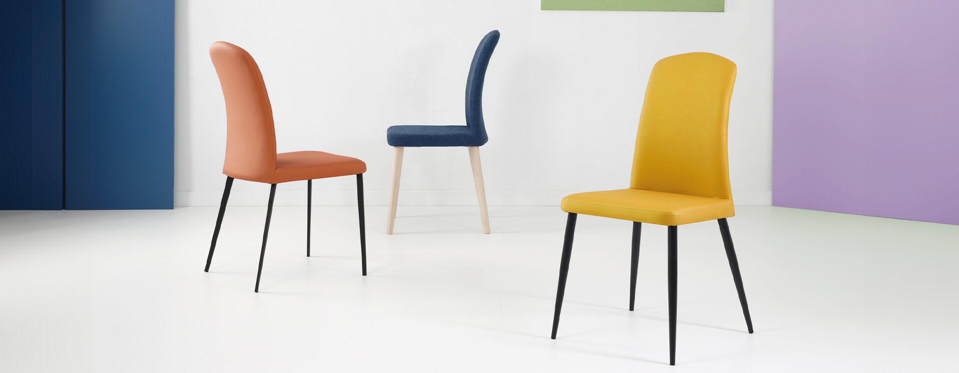 Chaises design colorées de la collection Alba – une chaise jaune, une chaise orange et une chaise bleu marine avec piétement métal ou bois, disposées dans un intérieur moderne aux murs colorés. Mobilier contemporain disponible chez le Géant du Meuble.
chaise-alba-colorees-modernes-pop-geant-du-meuble.jpg