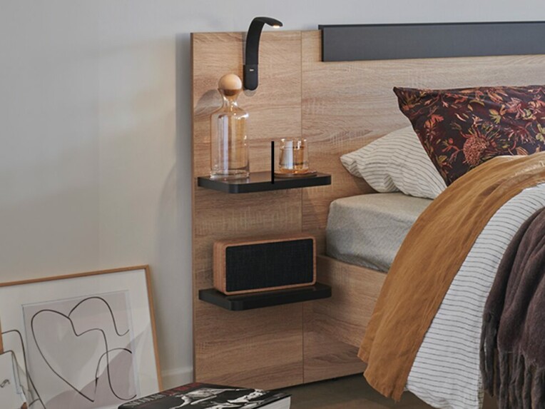 Tête de lit avec chevets en bois attenants intégrés au lit. Une parure de lit et une décoration moderne et minimaliste. lit-rangement-integre-chevet-attenant-le-geant-du-meuble
