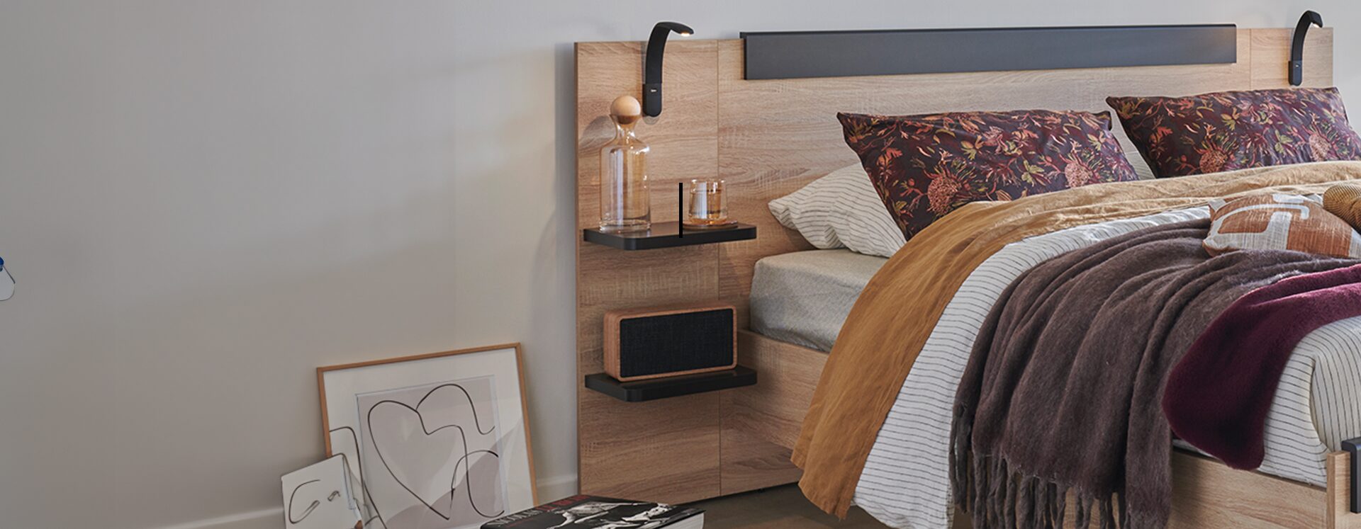 Tête de lit avec chevets en bois attenants intégrés au lit. Une parure de lit et une décoration moderne et minimaliste.
lit-rangement-integre-chevet-attenant-le-geant-du-meuble